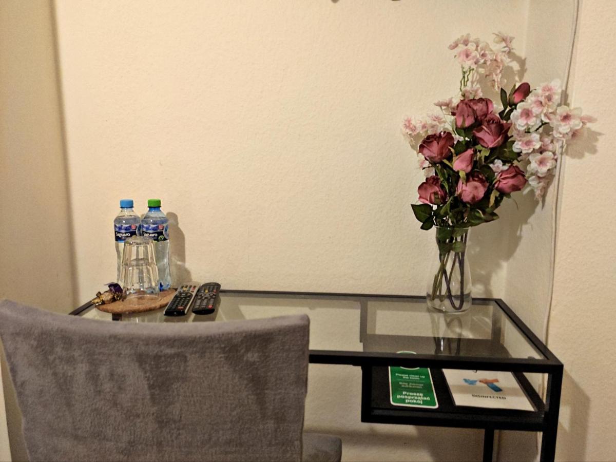 Helvetia Plus B&B - Private Rooms And Apartments Βαρσοβία Εξωτερικό φωτογραφία